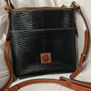 Dooney & Bourke 1975 - Lizard Embossed Crossbody in Black and Tan